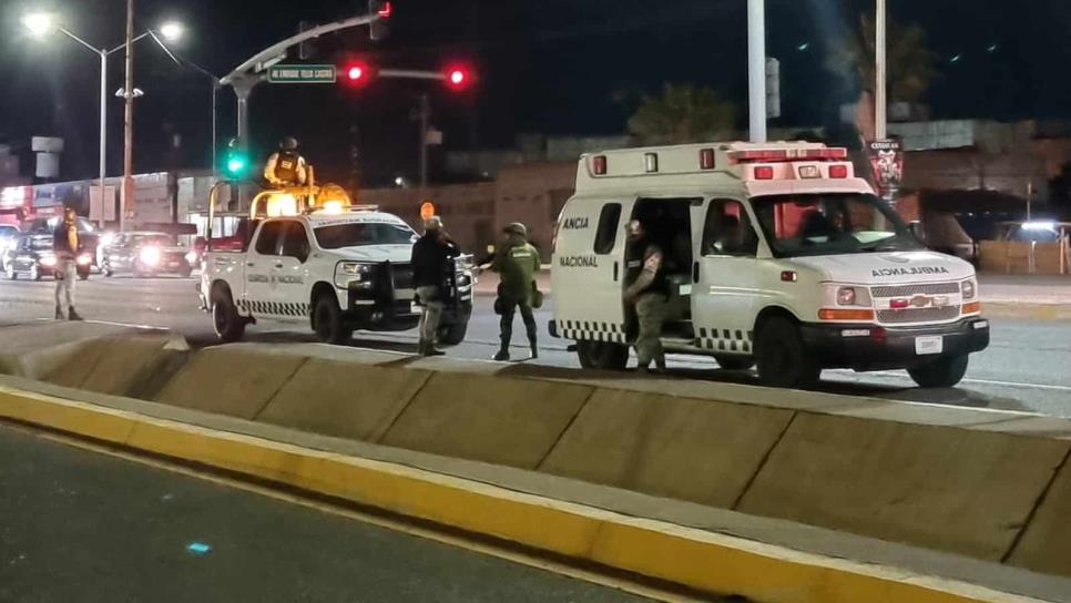 Patrulla de la Guardia Nacional choca contra auto frente a Plaza Sendero, en Culiacán