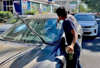 Hasta $1,500 al día gana un limpiaparabrisas en Culiacán