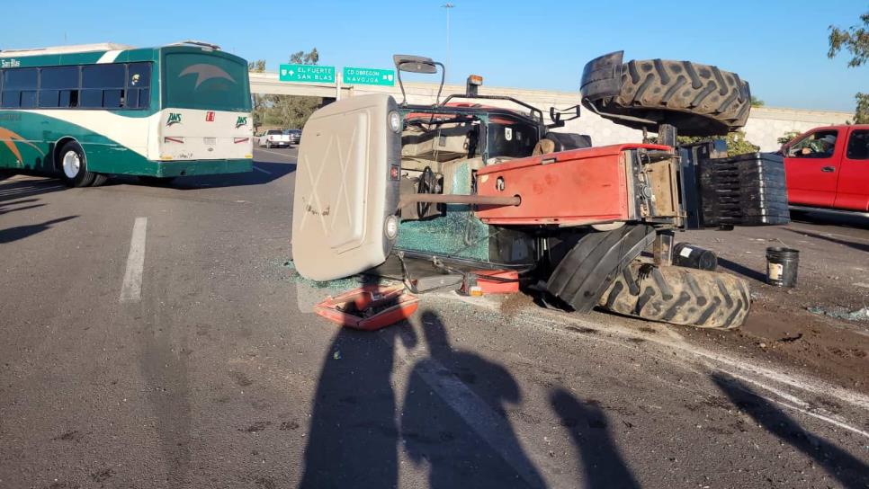 Choque entre tractor y autobús deja seis heridos en Ahome