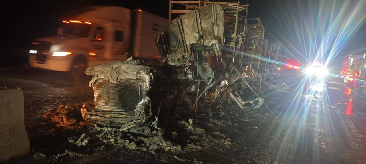 Chofer se queda dormido y choca en La Costera, el tráiler termina calcinado