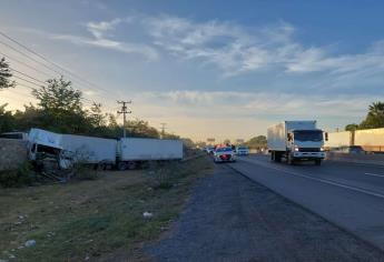 Trailero lesionado al perder control del volante y chocar contra barda en la México 15