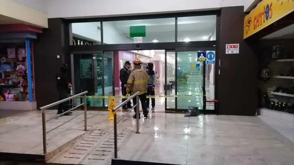 Se incendia un local de fotografía en una plaza comercial de Los Mochis