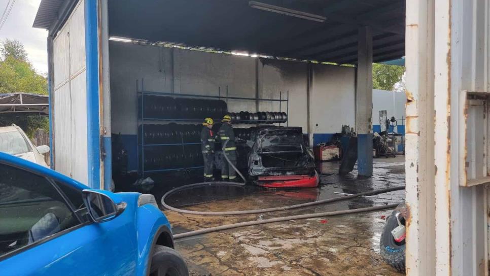 Fuego arrasa con carro dentro de taller de carrocería, en Culiacán