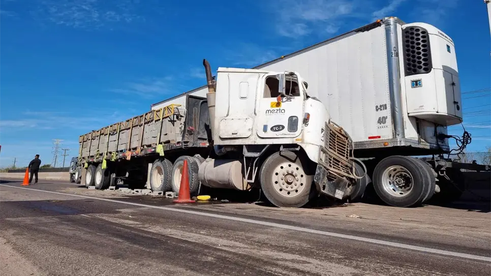 Tráiler cargado de block choca con otro tractocamión en la México 15