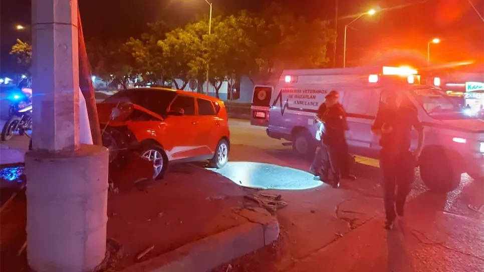 Choca contra poste, lo derriba y abandona su automóvil; ocurrió en el Parque Lineal