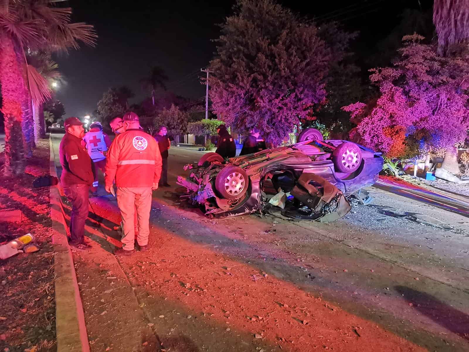 Volcadura por la Mochis - Topo deja una mujer prensada, el novio iba ebrio