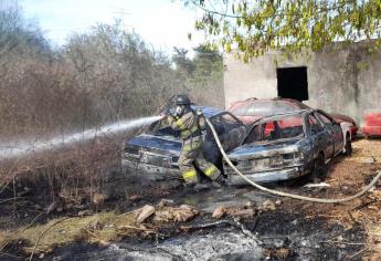 Querían quemar basura, pero el fuego arrasa con dos vehículos