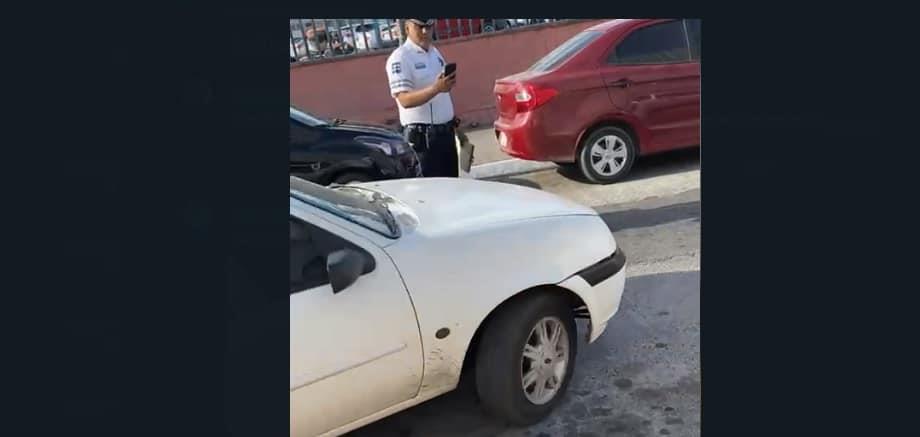 Lo multan, se enoja y le echa el carro a tránsito en Mazatlán
