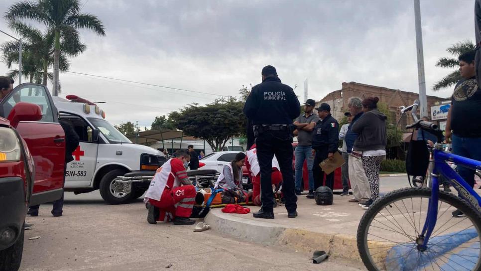 Motociclista se pasa un alto y lo embiste un vehículo en Los Mochis: está grave