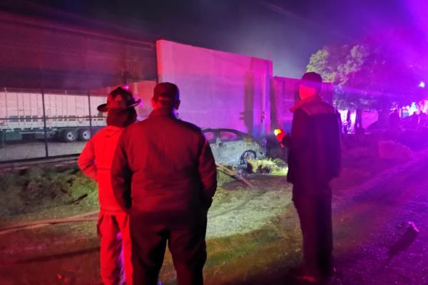 Joven grave al chocar e incendiarse su vehículo en la carretera Mochis - Choix