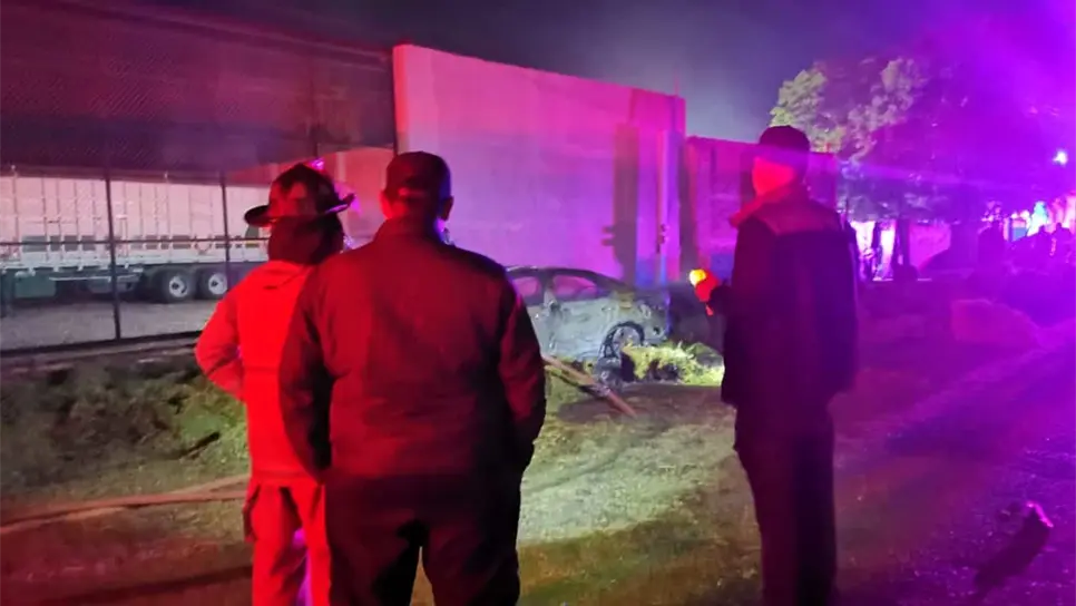 Joven grave al chocar e incendiarse su vehículo en la carretera Mochis - Choix