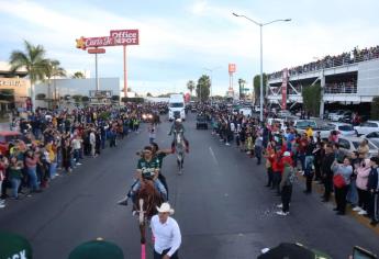 En caballo y «toda la cosa»: Dean se pasea por las calles de Los Mochis