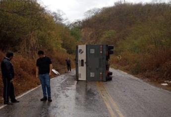 Vuelca camión de valores sobre la carretera Sanalona-Tamazula