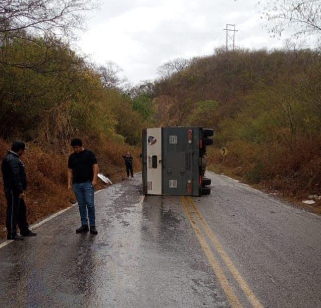 Vuelca camión de valores sobre la carretera Sanalona-Tamazula
