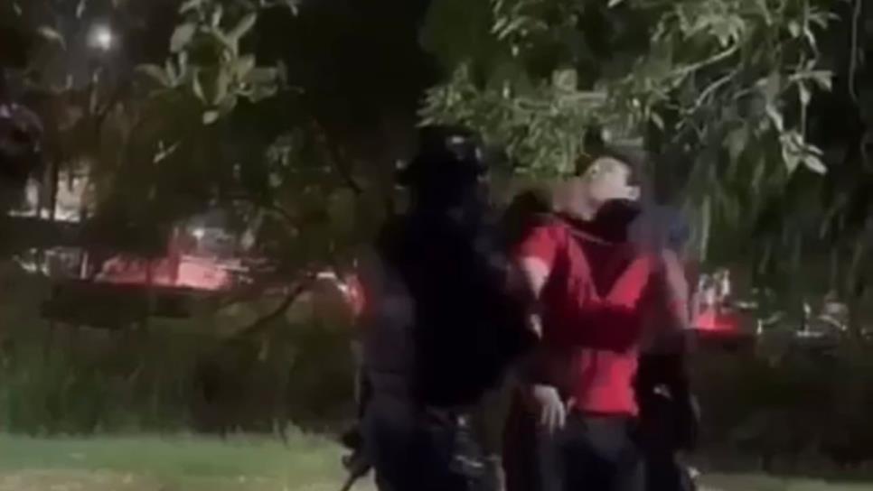 Denuncian a policías por ahorcar y golpear a joven para revisarlo, en Culiacán | VIDEO