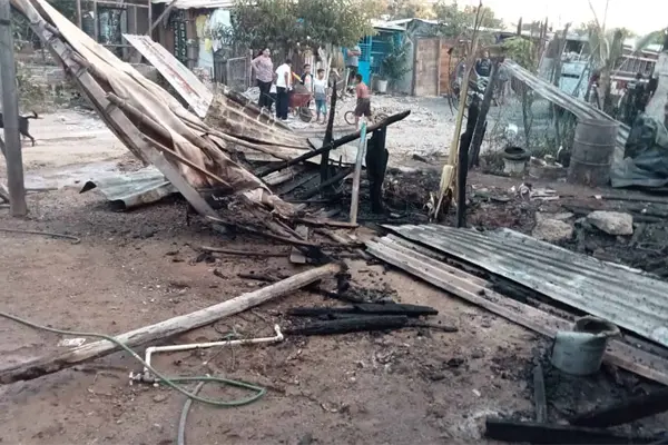 Es mamá soltera y perdió todo en un incendio; pide apoyo para reconstruir su casa Es mamá soltera y perdió todo en un incendio; pide apoyo para reconstruir su casa