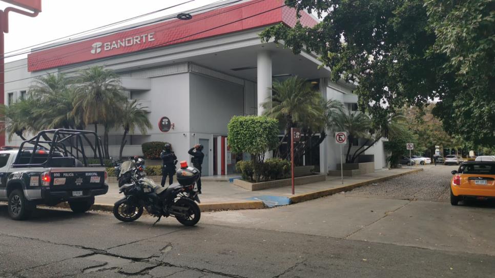 Hombre armado despoja de 100 mil pesos a un adulto al salir del banco en Culiacán