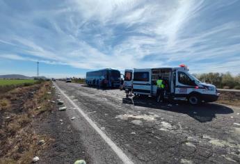 Cuatro lesionados al chocar un autobús contra un torton en El Carrizo