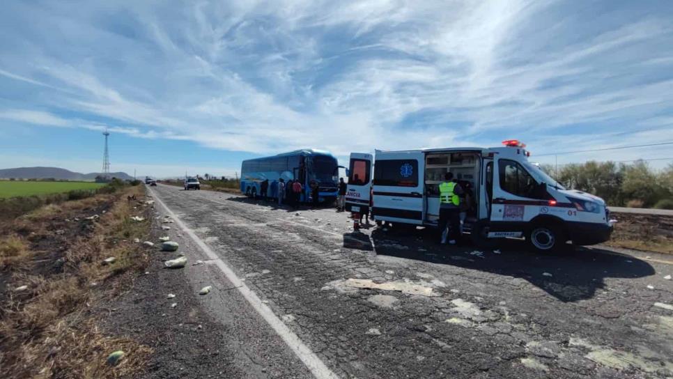 Cuatro lesionados al chocar un autobús contra un torton en El Carrizo