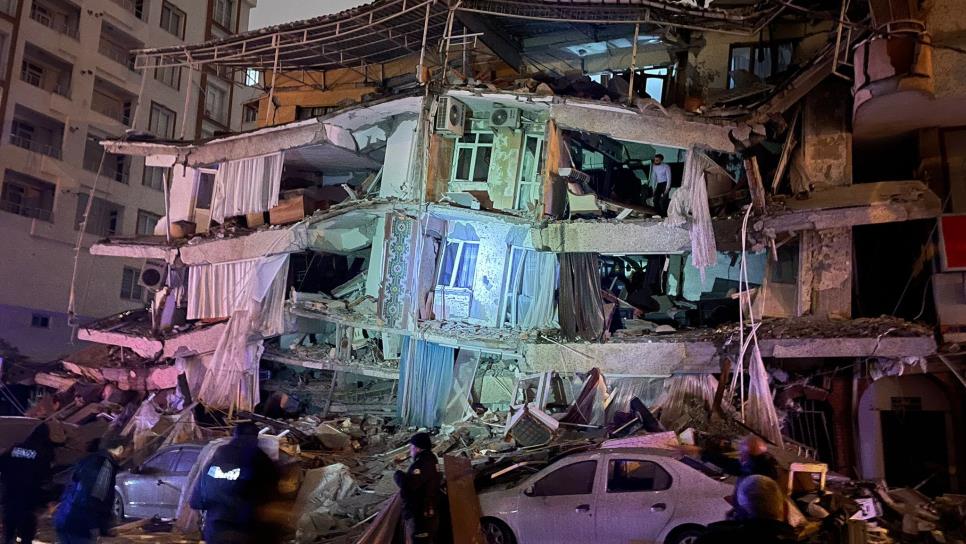 Terremoto magnitud 7.8 azota a Turquía; hay decenas de edificios colapsados