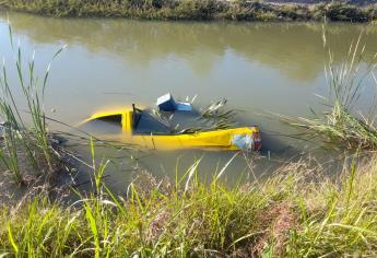 Hombre choca y termina dentro del canal Lateral 18, en Los Mochis