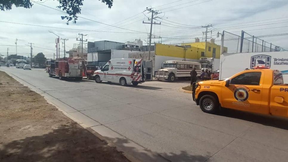 Albañil sufre fracturas al caerle una marquesina de una construcción