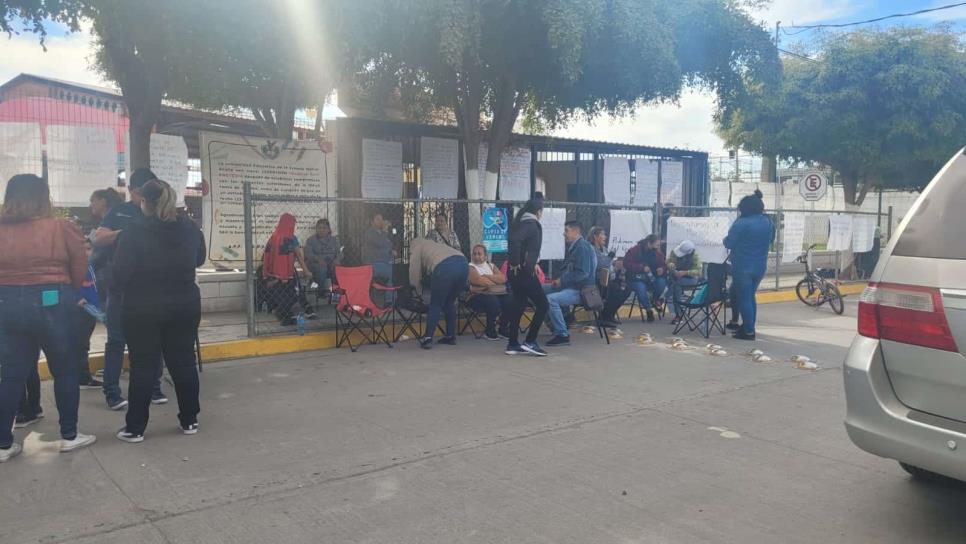 Padres de familia bloquean calle y paran labores en primaria de Los Mochis