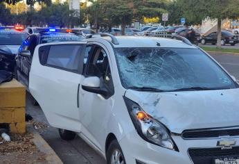 Mujer adulta queda grave tras ser atropellada por un automóvil frente a Plaza Fórum, en Culiacán