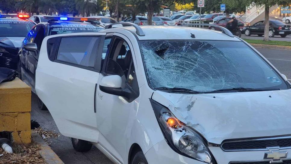 Mujer adulta queda grave tras ser atropellada por un automóvil frente a Plaza Fórum, en Culiacán