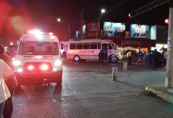 Urbano atropella a una mujer en el centro de Los Mochis; está hospitalizada