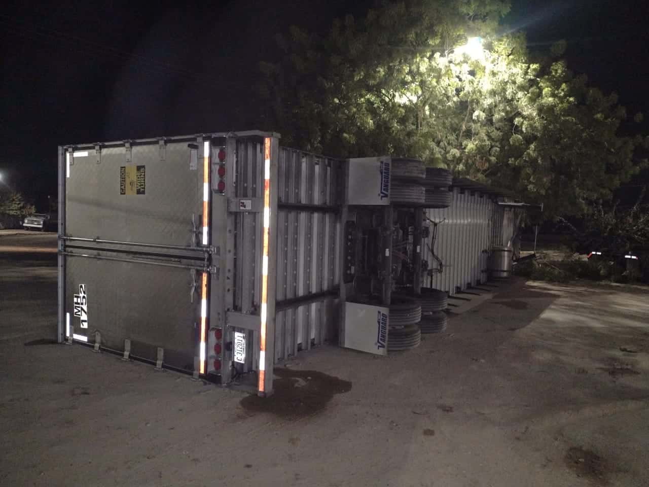 Se suelta caja de un tráiler en Ruiz Cortines y deja daños materiales