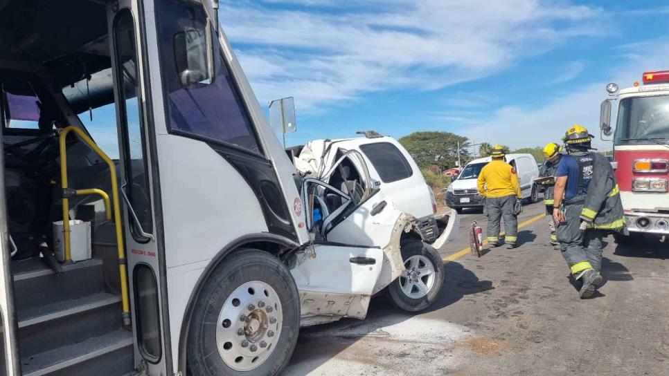 Un muerto deja choque de camión contra camioneta, cerca de El Salado