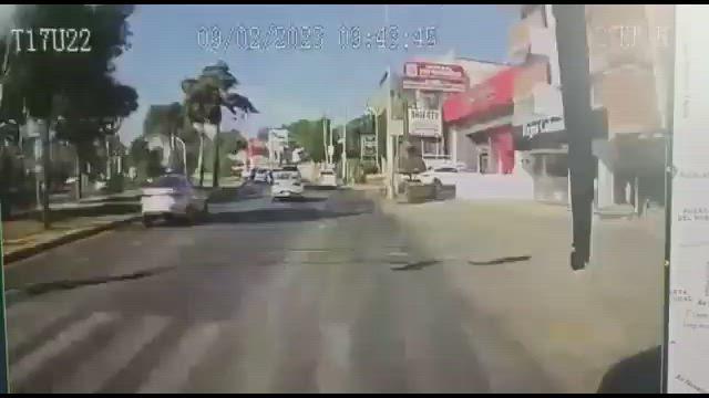 VIDEO | Hombre se arroja contra un camión en movimiento y se salva de milagro