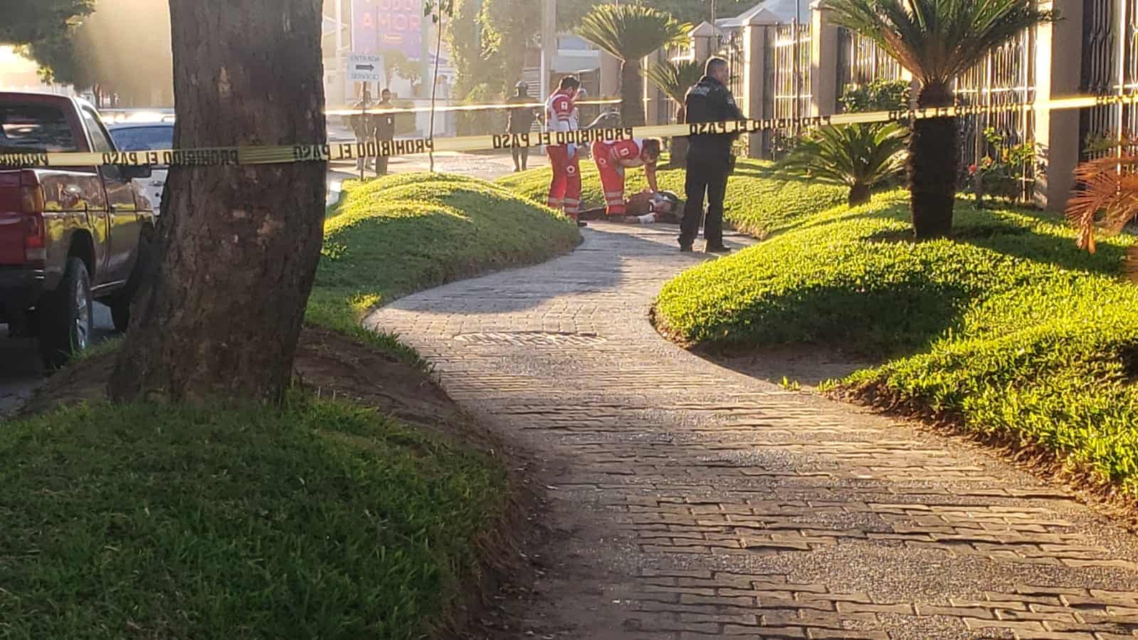 Matan a balazos a un mesero afuera de hotel en Culiacán