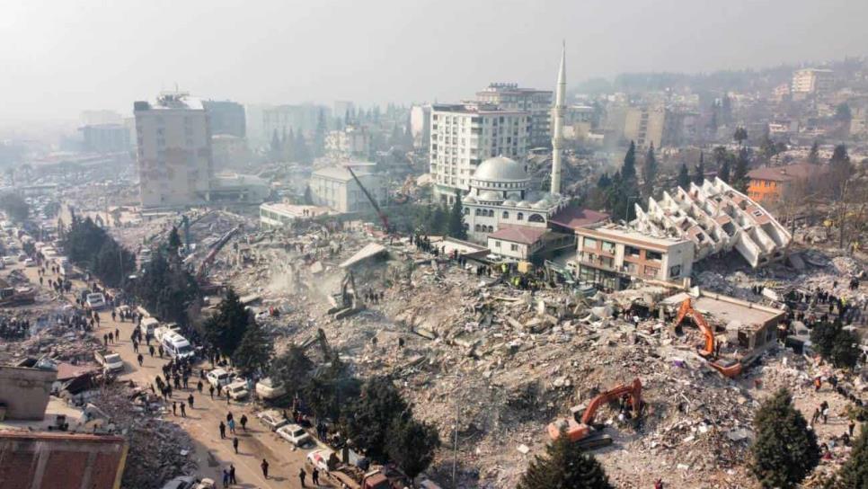 Suman 25 mil muertos por terremoto en Turquía