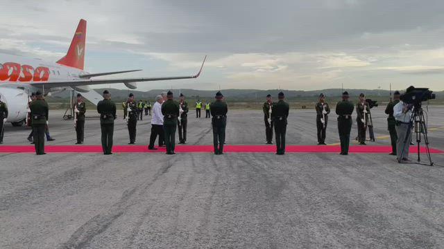 Presidente de Cuba llega a México; lo recibe AMLO