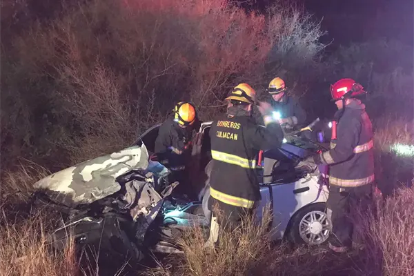 Vuelca camión de personal tras chocar contra un sedán; hay 15 heridos Vuelca camión de personal tras chocar contra un sedán; hay 15 heridos