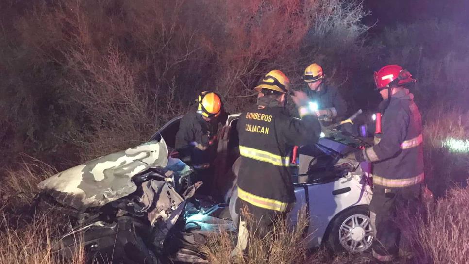 Vuelca camión de personal tras chocar contra un sedán; hay 15 heridos