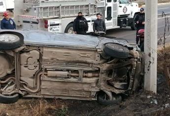 Joven termina lesionado tras volcar en automóvil sobre la carretera Culiacán-Eldorado