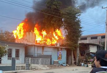 Bomberos sofocan incendio en la Ruiz Cortines, en Culiacán