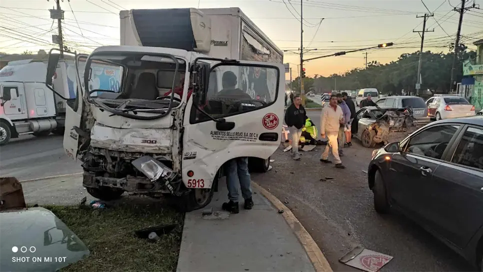 Choque en Mazatlán deja tres personas heridas