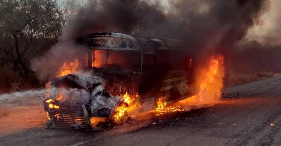 Camión de jornaleros se incendia cerca de Tehueco, El Fuerte