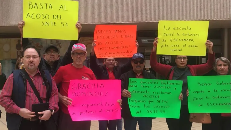 Un grupo de docentes exponiendo el caso.