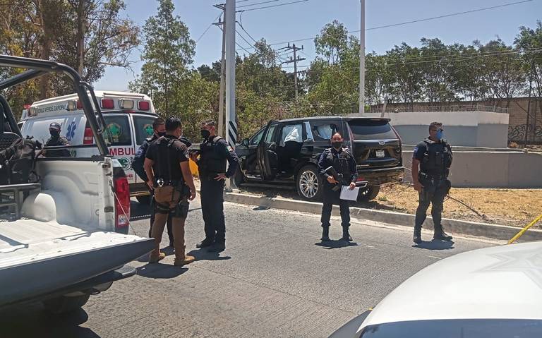 Así quedó la camioneta cuándo mataron al hermano de Alfredo Olivas Así quedó la camioneta cuándo mataron al hermano de Alfredo Olivas