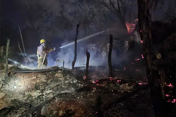 Pareja de adultos lo pierde todo tras quemarse su casa en la colonia Las Coloradas Pareja de adultos lo pierde todo tras quemarse su casa en la colonia Las Coloradas