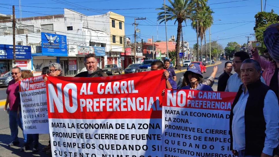 Carril preferencial para transporte, provoca problemas con comerciantes y vecinos en Mazatlán