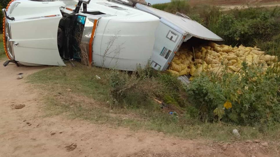 ¡Le ganó la carga! Vuelca tráiler cargado de papas en Guasave