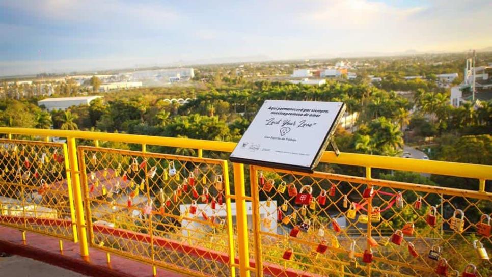 Autoridades develan la placa de «Lock Your Love», el nuevo producto turístico de Los Mochis.