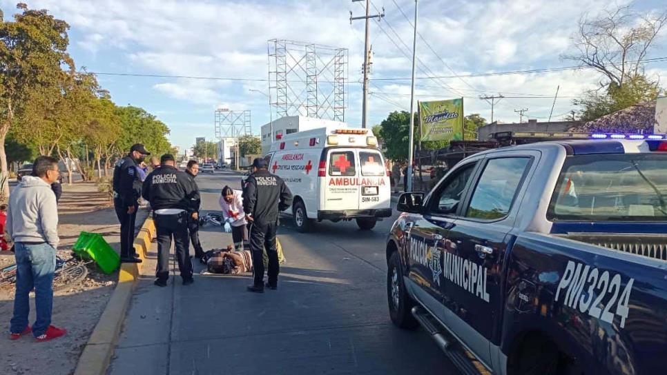 Motociclista embiste a ciclista adulto en Los Mochis y terminan en el hospital