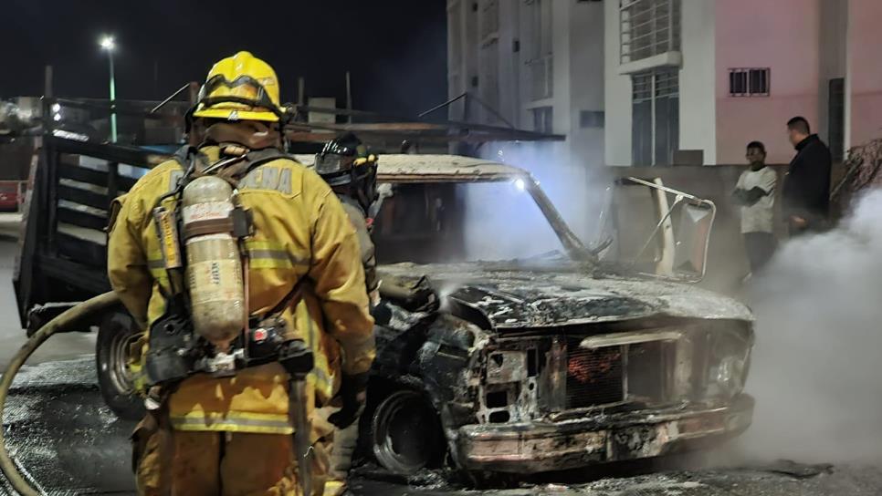 Fuego arrasa con camioneta de «chatarreros» en Culiacán